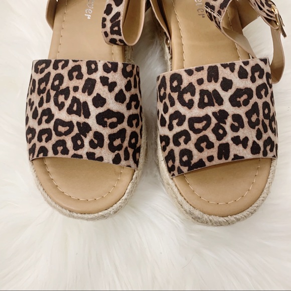 ✨NEW Luna Platform Sandal- in Leopard - Picture 4 of 6